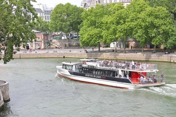 Paris Fransa Mayıs 2019 Kimliği Belirsiz Insanlar Seine Cruise Boat — Stok fotoğraf