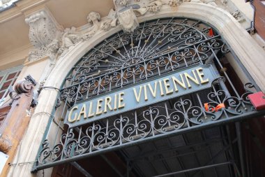 Paris Fransa - 24 Mayıs 2019: Galerie Vivienne alışveriş çarşısı Paris Fransa