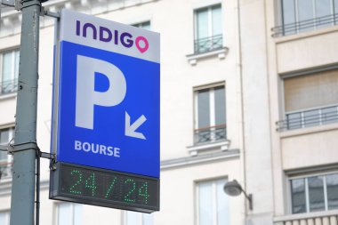 Paris Fransa - 24 Mayıs 2019: Indigo otopark işareti Paris Fransa