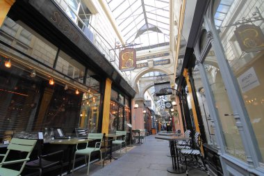 Paris Fransa - 24 Mayıs 2019: Passage des Panoramas alışveriş caddesi Paris France