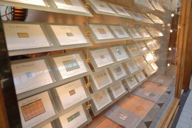 Paris Fransa - 24 Mayıs 2019: Passage des Panoramas alışveriş caddesi Paris France'da antika posta pul dükkanı