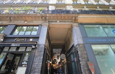 Paris Fransa - 24 Mayıs 2019: Kimliği belirsiz kişiler Passage des Panoramas alışveriş caddesi Paris France'ı ziyaret etti