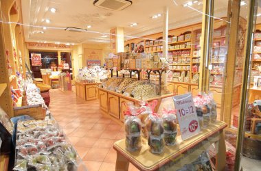 Paris Fransa - 24 Mayıs 2019: Passage Jouffroy alışveriş caddesi Paris France'da Fransız tatlıdükkanı
