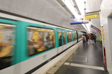 Paris Fransa - 24 Mayıs 2019: Kimliği belirsiz kişiler Paris Fransa'da metroyla seyahat ediyor