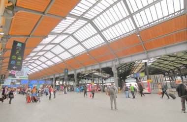 Paris Fransa - 24 Mayıs 2019: Saint Lazare tren istasyonunda kimliği belirsiz kişiler Paris France'da seyahat ediyor