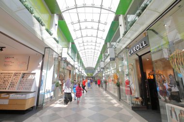 Paris Fransa - 24 Mayıs 2019: Kimliği belirsiz kişiler Passage du Havre alışveriş çarşısı Paris Fransa'yı ziyaret etti