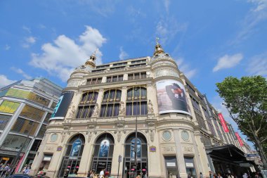 Paris Fransa - 24 Mayıs 2019: Kimliği belirsiz kişiler Grands Magasins Du Printf alışveriş merkezi Paris Fransa'yı ziyaret etti