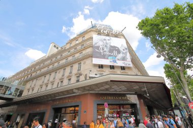 Paris Fransa - 24 Mayıs 2019: Kimliği belirsiz kişiler Galeries Lafayette alışveriş merkezi Paris Fransa'yı ziyaret etti