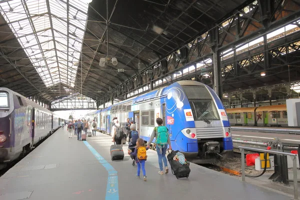 Paris Fransa - 24 Mayıs 2019: Saint Lazare tren istasyonunda kimliği belirsiz kişiler Paris France'da seyahat ediyor
