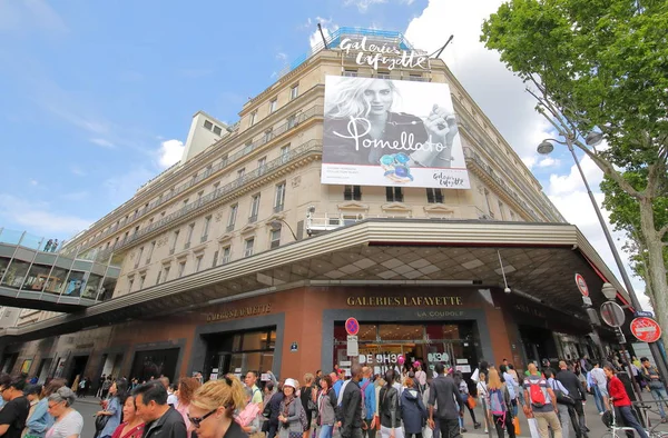 Parijs Frankrijk Mei 2019 Ongeïdentificeerde Mensen Bezoek Galeries Lafayette Warenhuis — Stockfoto