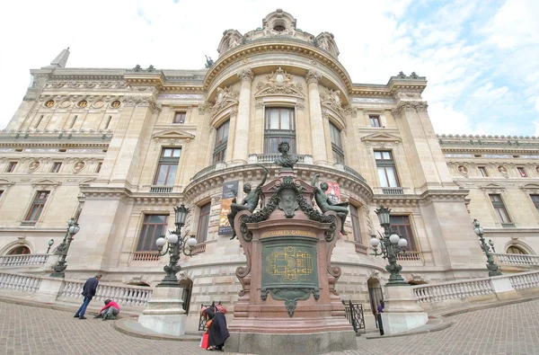 Paris Fransa - 24 Mayıs 2019: Kimliği belirsiz kişiler Paris Fransa Opera müzesini ziyaret etti