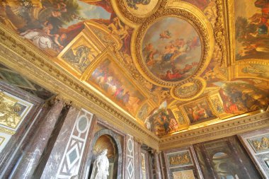 Paris Fransa - 25 Mayıs 2019: Versailles sarayı tarihi binası Paris Fransa