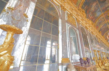Paris Fransa - 25 Mayıs 2019: Versailles palace Hall of Mirrors tarihi yapı Paris Fransa
