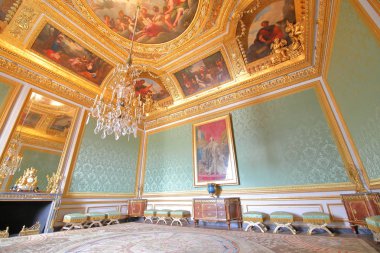 Paris Fransa - 25 Mayıs 2019: Versailles sarayı tarihi binası Paris Fransa