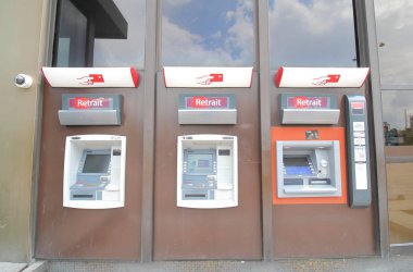 Paris Fransa - 25 Mayıs 2019: Societe Generale bankası Atm Paris France