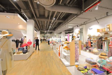 Paris Fransa - 25 Mayıs 2019: Kimliği belirsiz kişiler Galeries Lafayette Montparnasse alışveriş merkezi Paris Fransa'yı ziyaret etti