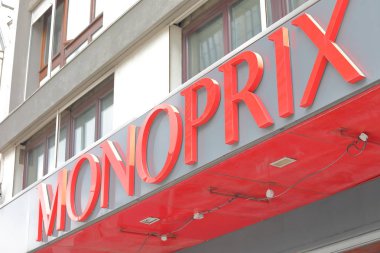 Paris Fransa - 25 Mayıs 2019: Monoprix süpermarket işareti Paris Fransa