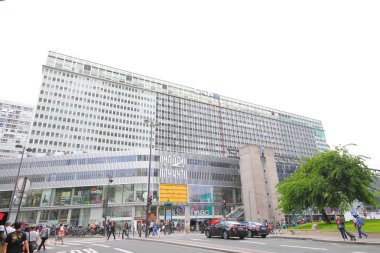 Paris Fransa - 25 Mayıs 2019: Kimliği belirsiz kişiler Gare Montparnasse tren istasyonunda seyahat Paris Fransa