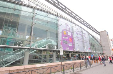 Paris Fransa - 25 Mayıs 2019: Kimliği belirsiz kişiler Gare Montparnasse tren istasyonunda seyahat Paris Fransa