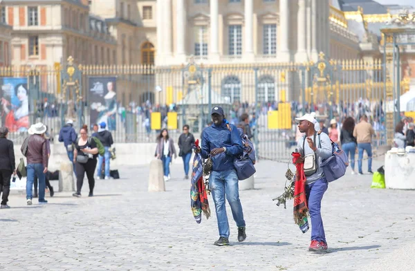 Париж Франция Мая 2019 Года Уличный Торговец Продаёт Сувениры Версальском — стоковое фото