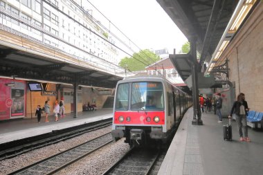 Paris Fransa - 25 Mayıs 2019: Paris Fransa'da Rer treni ile seyahat kimliği belirsiz insanlar