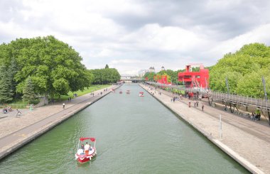 Paris Fransa - 26 Mayıs 2019: Kimliği belirsiz kişiler Villette park Paris France'ı ziyaret etti