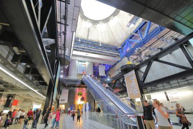 Paris Fransa - 26 Mayıs 2019: Kimliği belirsiz kişiler Cite Science museum Villette park Paris France'ı ziyaret etti