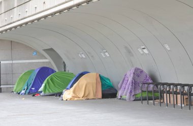 Paris Fransa şehir merkezinde evsiz çadır
