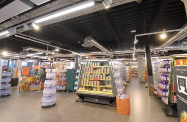 Paris Fransa - 26 Mayıs 2019: Kimliği belirsiz kişiler Paris Fransa Charles de Gaulle havaalanında Marks and Spencer süpermarketini ziyaret etti