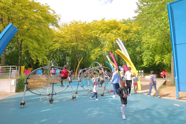 パリフランス 2019年5月26日 正体不明の人々がヴィレット公園パリフランスを訪問 — ストック写真