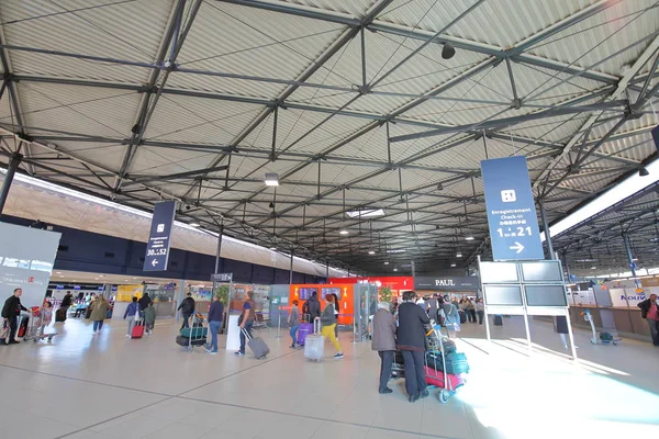 París Francia Mayo 2019 Personas Identificadas Viajan Aeropuerto Charles Gaulle —  Fotos de Stock