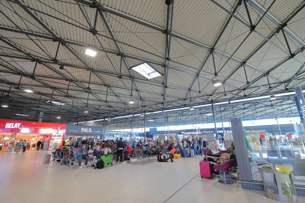 Paryż Francja Maja 2019 Niezidentyfikowane Osoby Podróżują Lotnisku Charles Gaulle — Zdjęcie stockowe