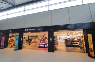Paris Fransa - 26 Mayıs 2019: Kimliği belirsiz kişiler Charles de Gaulle havaalanı Paris France'daki duty free mağazalarını ziyaret ediyor