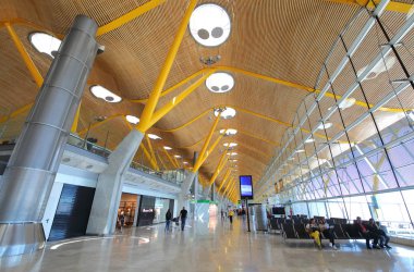 Madrid İspanya - 26 Mayıs 2019: Madrid Uluslararası Havaalanı Madrid İspanya seyahat kimliği belirsiz insanlar.