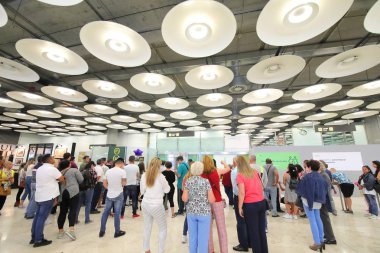 Madrid İspanya - 26 Mayıs 2019: Kimliği belirsiz kişiler Madrid Uluslararası Havaalanı geliş salonunda Madrid İspanya'da bekliyor.
