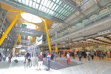 Madrid İspanya - 26 Mayıs 2019: Madrid Uluslararası Havaalanı Madrid İspanya seyahat kimliği belirsiz insanlar.