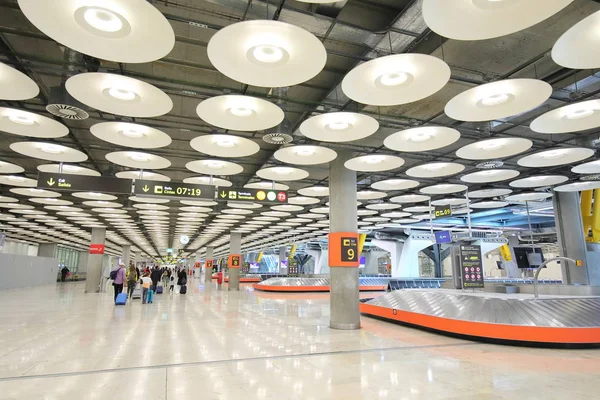 Madrid España Mayo 2019 Personas Identificadas Viajan Aeropuerto Internacional Madrid —  Fotos de Stock