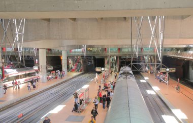 Madrid İspanya - 26 Mayıs 2019: Kimliği belirsiz kişiler Madrid İspanya'daki Atocha tren istasyonunda seyahat