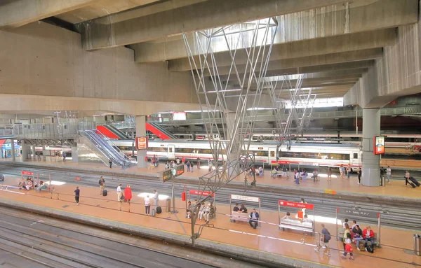 Μαδρίτη Ισπανία Μαΐου 2019 Άγνωστα Άτομα Ταξιδεύουν Στο Σιδηροδρομικό Σταθμό — Φωτογραφία Αρχείου