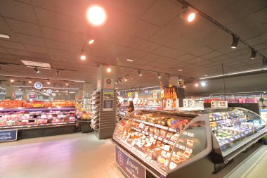 Madrid İspanya - 26 Mayıs 2019: Kimliği belirsiz kişiler Carrefour süpermarket Madrid İspanya'yı ziyaret etti