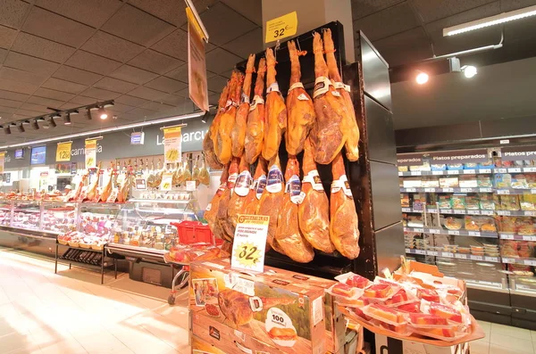 Madrid Spagna Maggio 2019 Esposizione Del Prosciutto Spagnolo Supermercato Madrid — Foto Stock