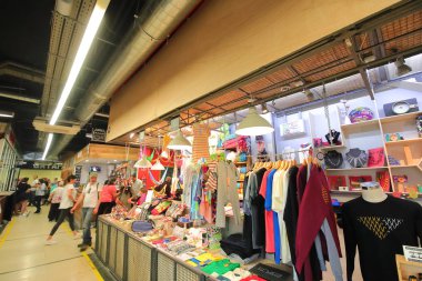 Madrid İspanya - 26 Mayıs 2019: Kimliği belirsiz kişiler Mercado de San Fernando market Madrid Spain'yi ziyaret etti