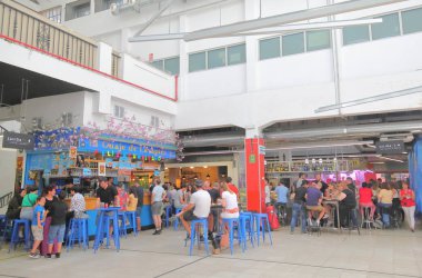 Madrid İspanya - 26 Mayıs 2019: Kimliği belirsiz kişiler Mercado de San Fernando market Madrid Spain'yi ziyaret etti