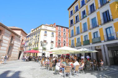 Madrid İspanya - 27 Mayıs 2019: Kimliği belirsiz kişiler Plaza de los Carros Madrid İspanya'yı ziyaret etti