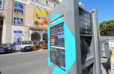 Madrid İspanya - 27 Mayıs 2019: Madrid İspanya Bic Mad Bisiklet payı bilet makinesi
