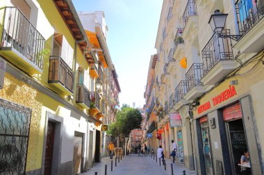 Madrid İspanya - 26 Mayıs 2019: Kimliği belirsiz kişiler Madrid İspanya'daki Madrid şehir merkezini ziyaret etti.