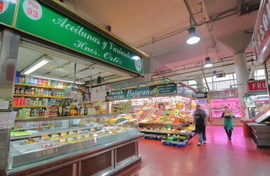 Madrid İspanya - 27 Mayıs 2019: Kimliği belirsiz kişiler Mercado de la Cebada market Madrid Spain'yi ziyaret etti