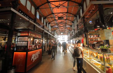 Madrid İspanya - 27 Mayıs 2019: Kimliği belirsiz kişiler Mercado de San Miguel market Madrid Spain'yi ziyaret etti