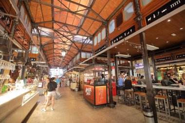 Madrid İspanya - 27 Mayıs 2019: Kimliği belirsiz kişiler Mercado de San Miguel market Madrid Spain'yi ziyaret etti