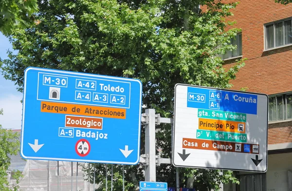 马德里 西班牙 2019年5月27日 西班牙马德里市中心道路方向标志 — 图库照片